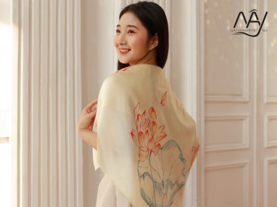 khăn lụa hà nội vẽ tay hoa sen màu be 8585